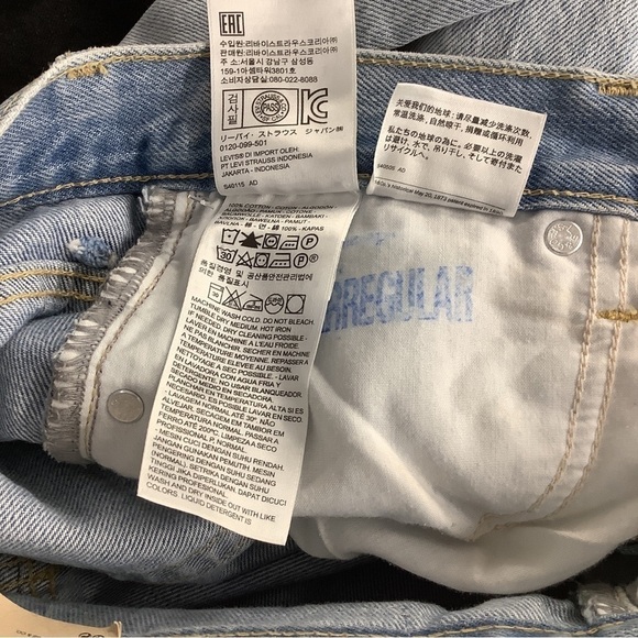 Levi’s Mom Jean Size 24 with distressed rip on one knee New With Tags - Picture 5 of 6